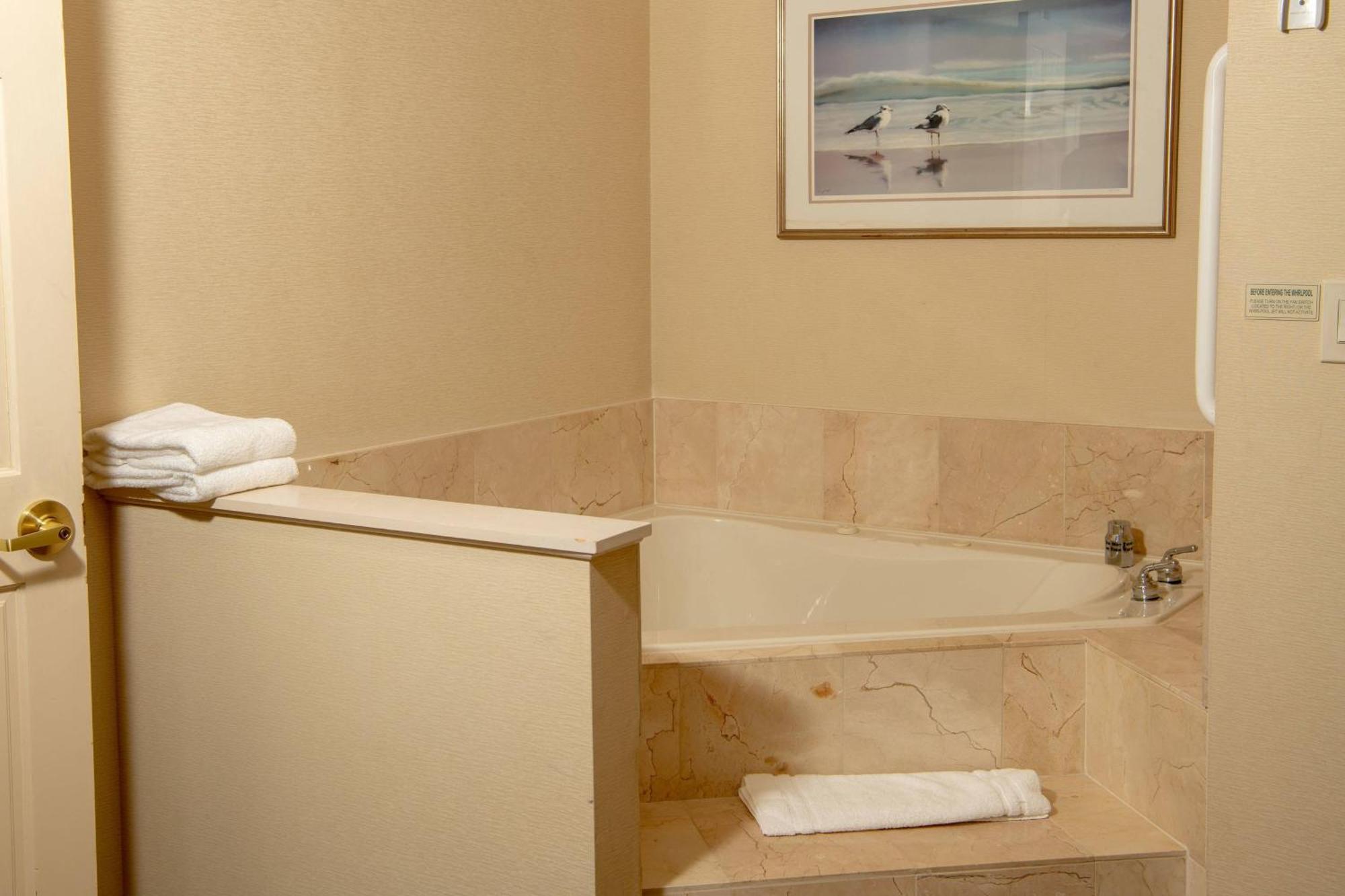 Courtyard By Marriott Erie Ambassador Conference Center Hotel Ngoại thất bức ảnh